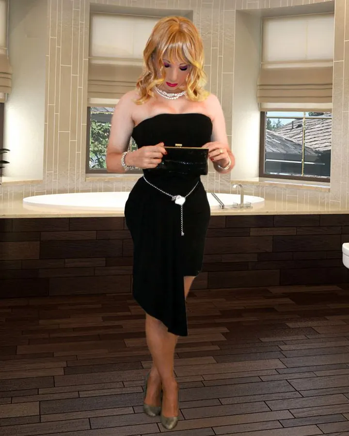 Femme trans aux cheveux blonds longs, portant un haut blanc, posant sur un lit, regardant l'appareil avec un sourire.